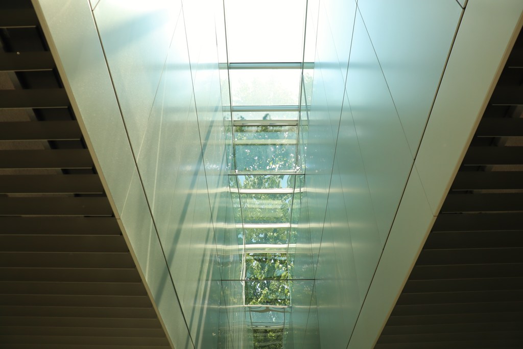 札幌散歩１　地下街に注がれる光