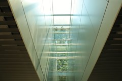 札幌散歩１　地下街に注がれる光