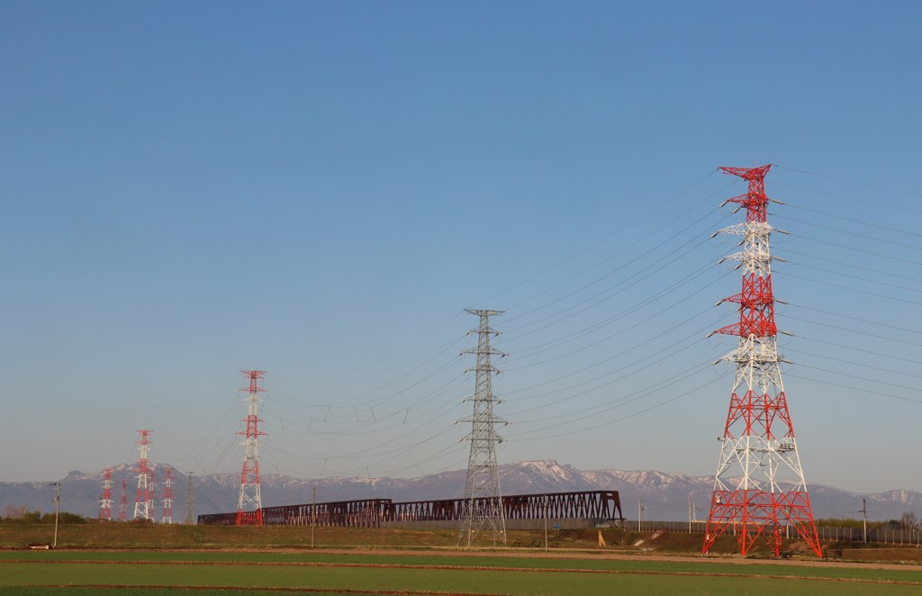 鉄塔と鉄橋と春の山