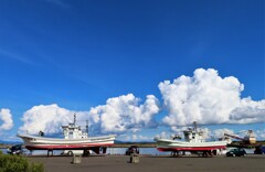 陸揚げ船と雲