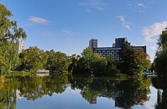 中島公園　菖蒲池と札幌パークホテル