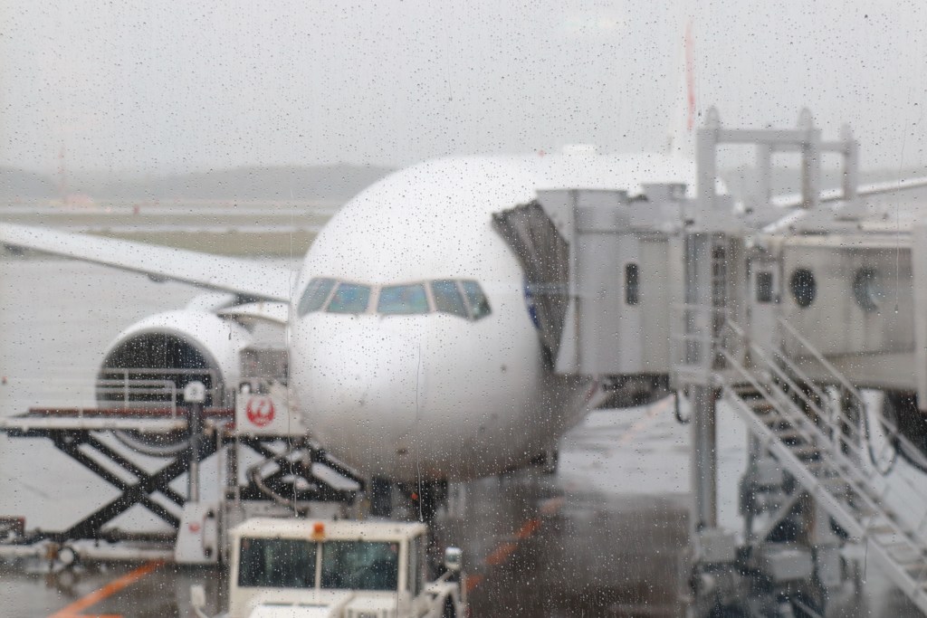 雨の出発