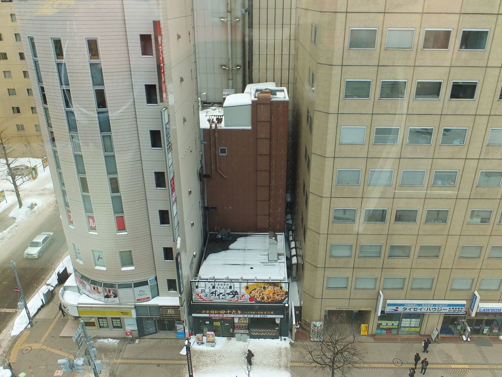 ビルの谷間