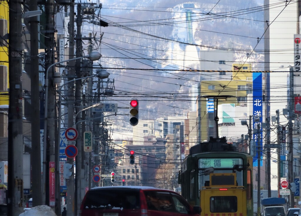 市電の街並みと、遠くに大倉山ジャンプ台