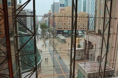 雨の駅前