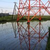田んぼの中の鉄塔