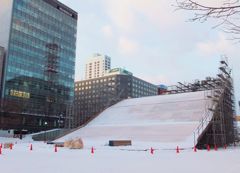 公園に現れたゲレンデ！