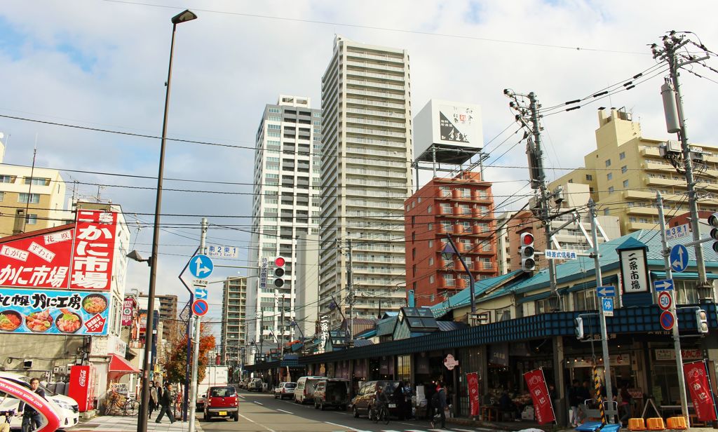 市場と高層マンション