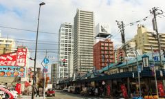 市場と高層マンション