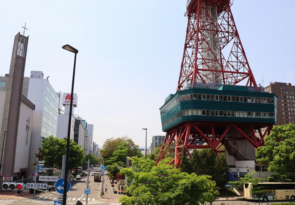 札幌散歩２６　テレビ塔側面と大通公園