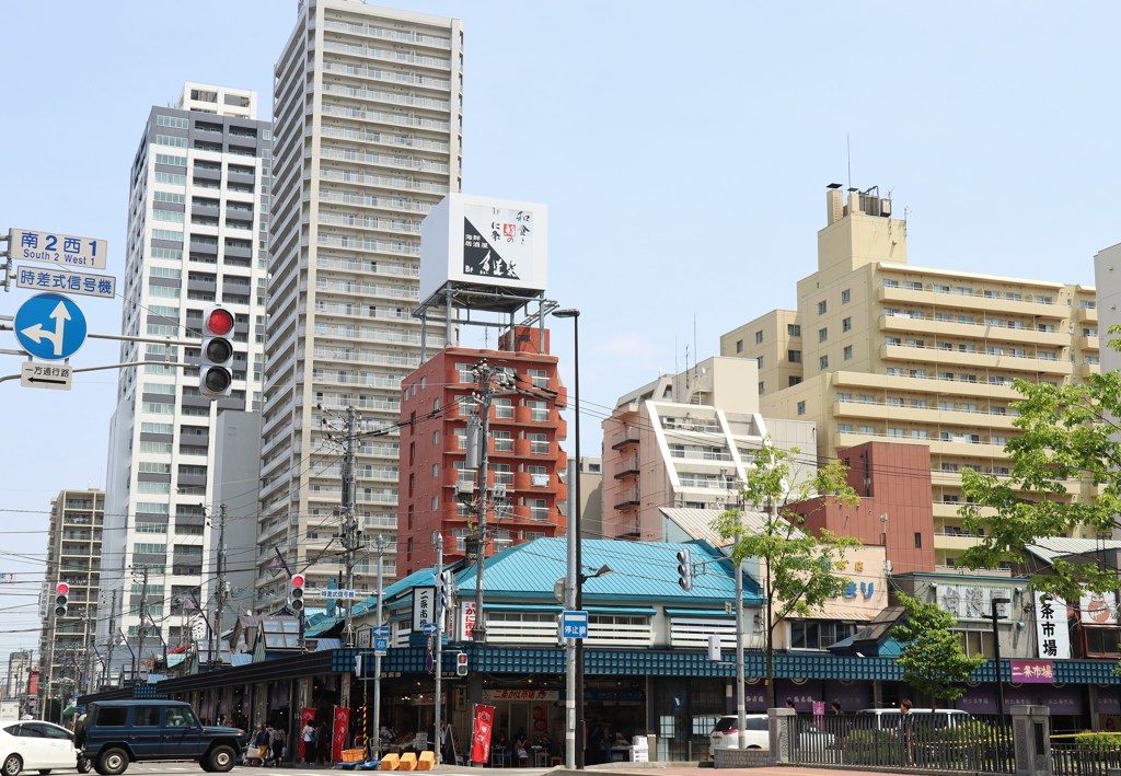 札幌散歩２２　　２条市場と高層マンション
