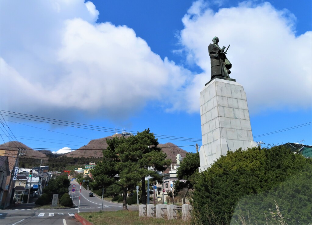 高田屋喜兵衛像と函館山