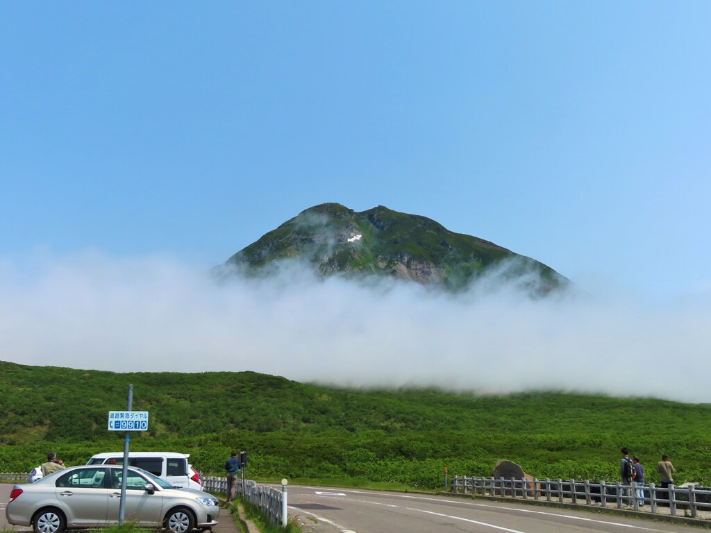 雲に浮かぶ羅臼岳