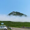 雲に浮かぶ羅臼岳
