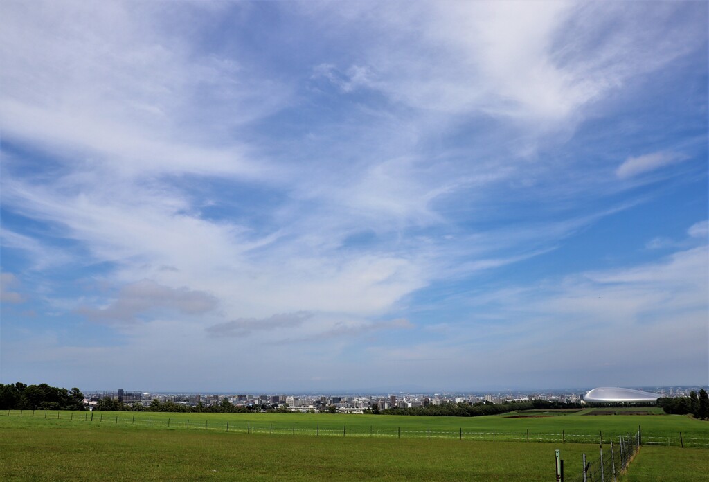 青空と札幌ドーム