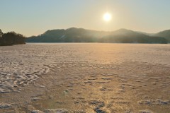 薄氷のふくろう湖