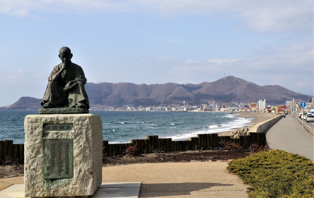 啄木像と函館山