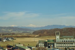 新冠町役場と日高山脈