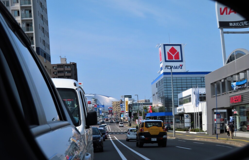 ミラー越しの札幌ドーム