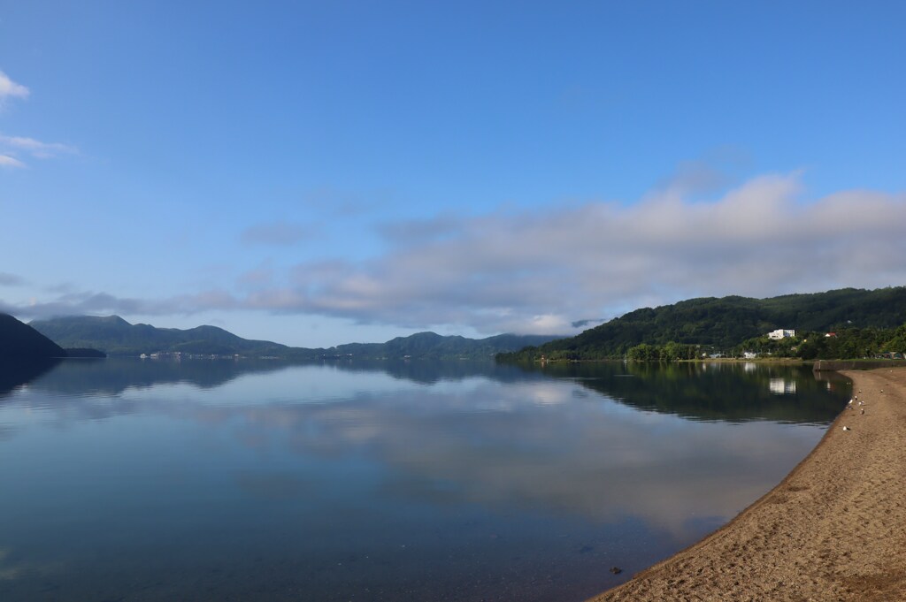 砂浜と湖