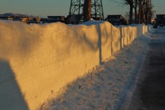朝陽があたる雪の壁