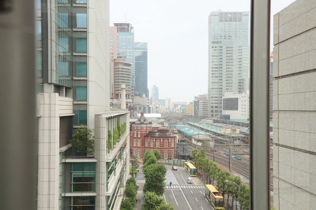 垣間見える東京駅