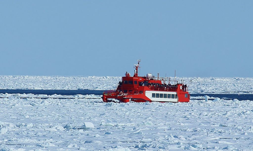 流氷の中を行くガリンコ号Ⅱ