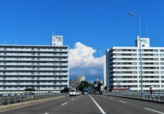 マンションの谷間に