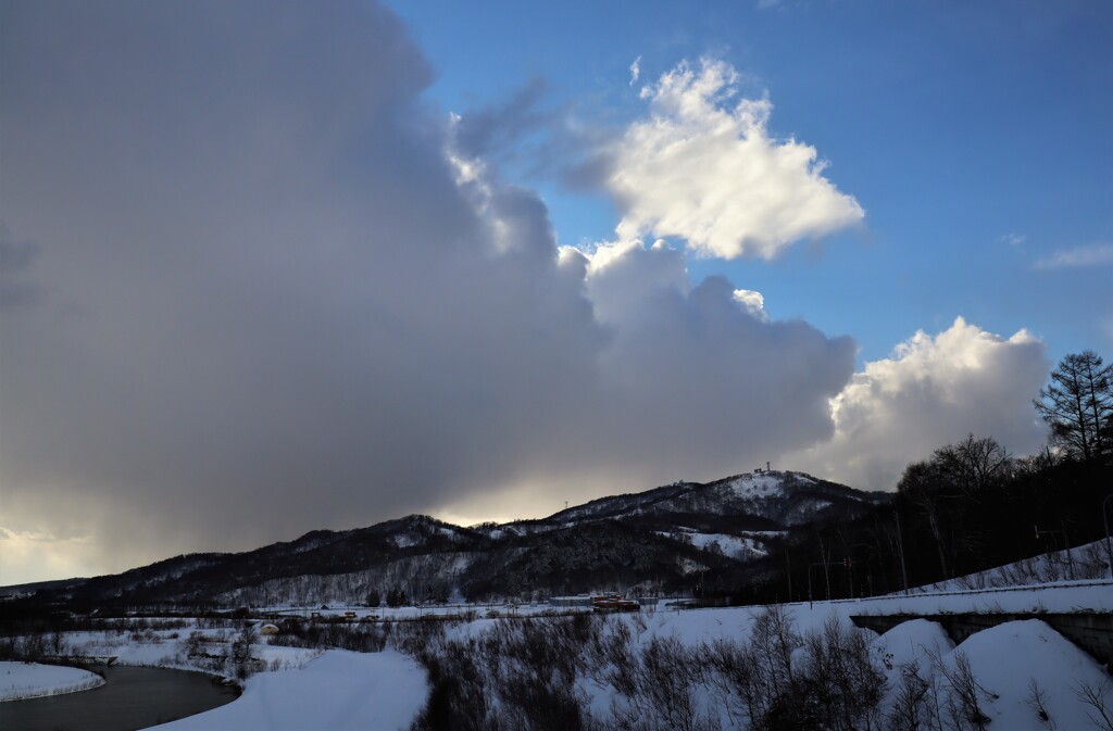 雲に追われる青空