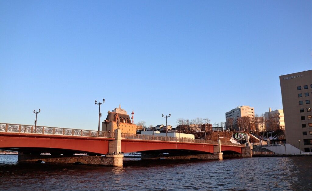 幣舞橋　夕陽をうけて