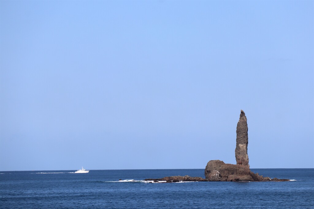 白い船とローソク岩