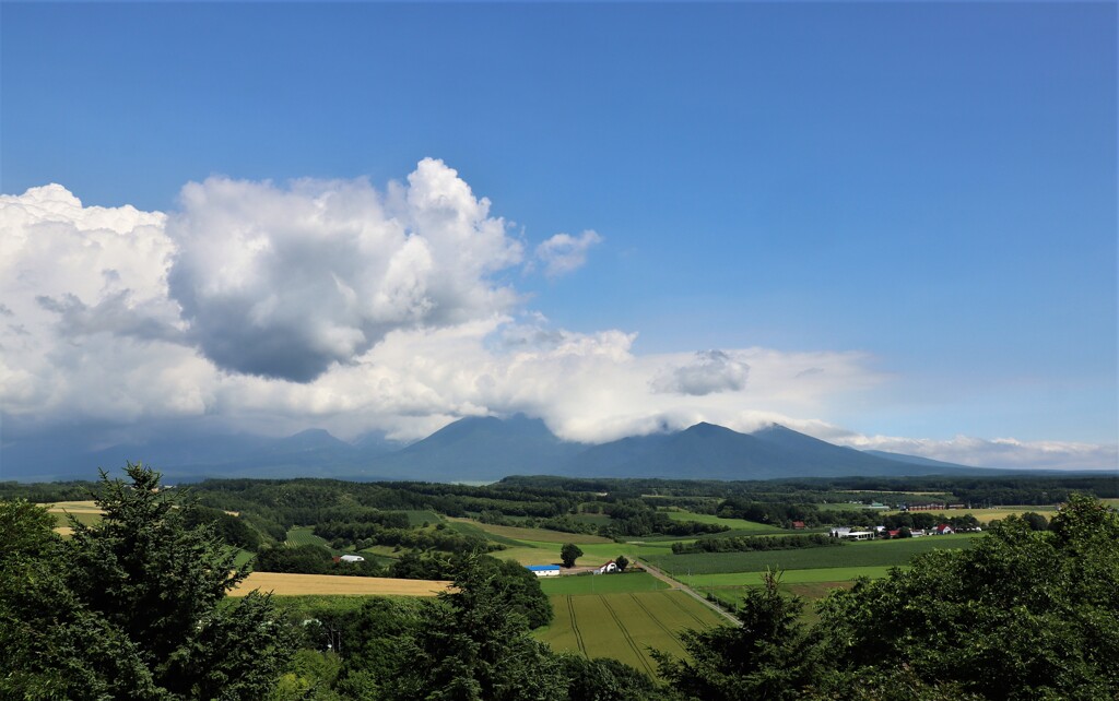 雲かかる山