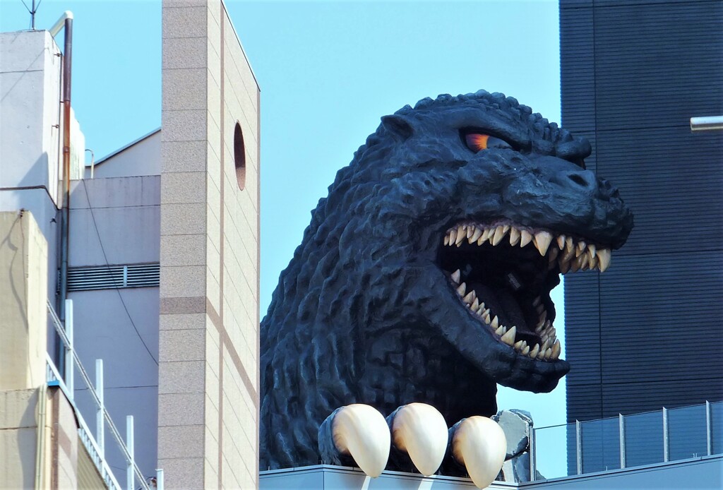 ビルの谷間に潜むゴジラ