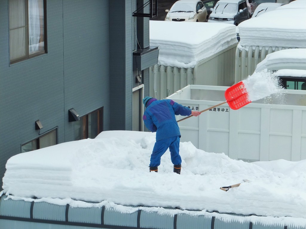 車庫の屋根　除雪中