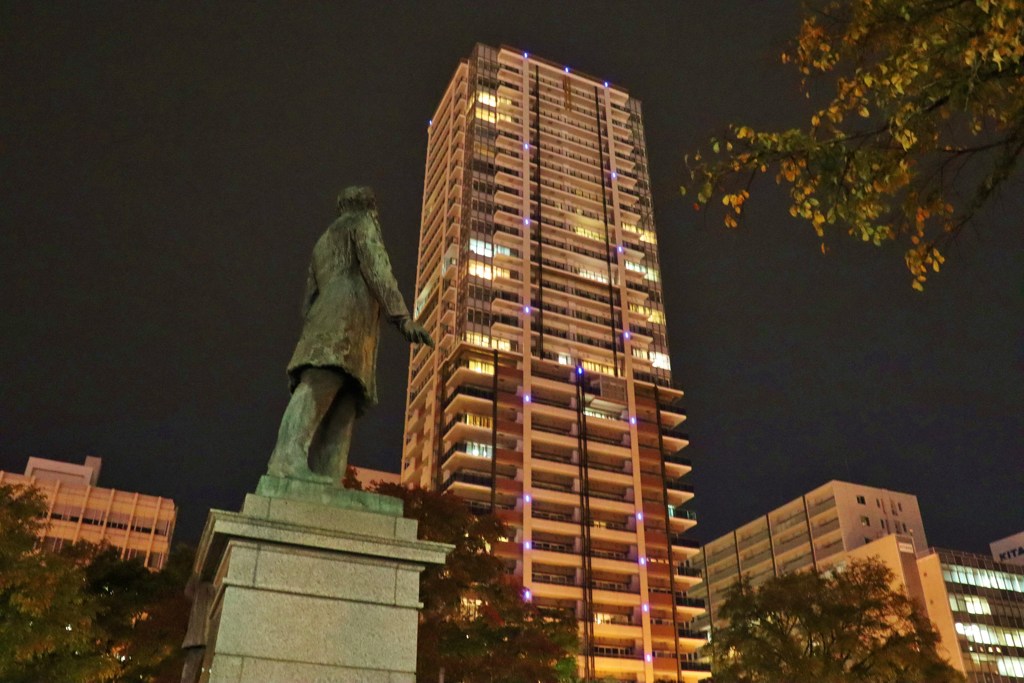 夜の大通公園　１　銅像とマンション