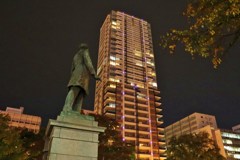 夜の大通公園　１　銅像とマンション