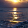 波に映る夕陽