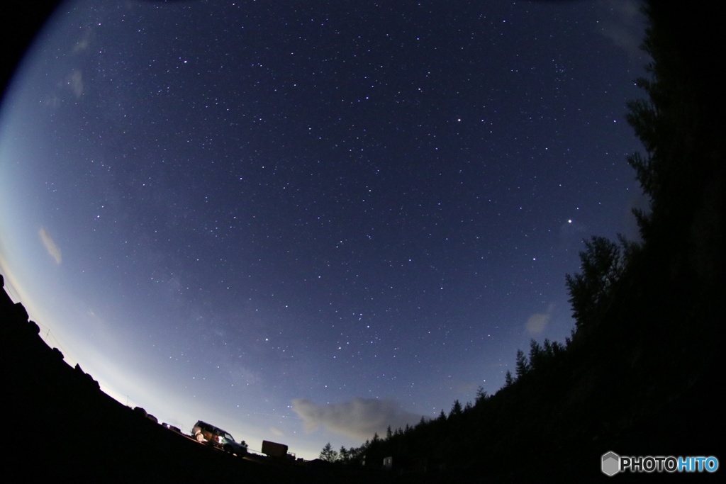 満天の星空の下