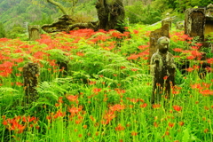 「石仏と彼岸花」