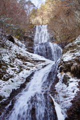 「雪の唐沢の滝」