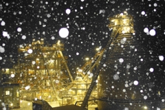 「雪の中の工場夜景」