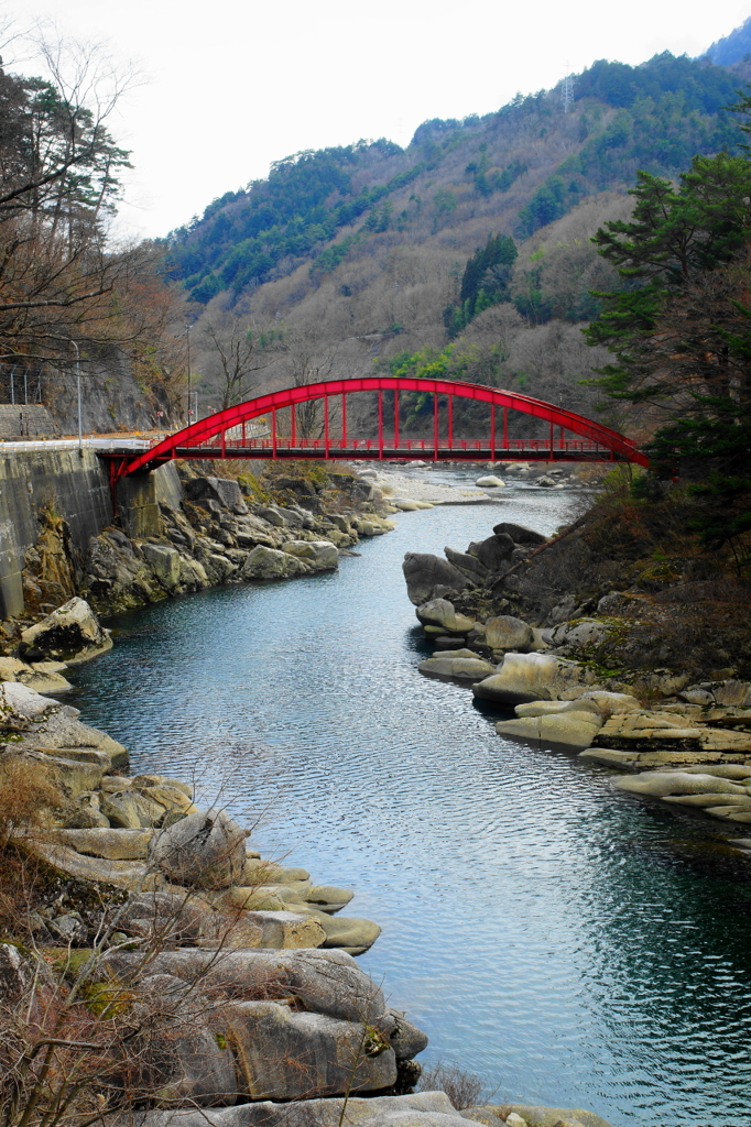 「木曽川に架かる赤い橋」