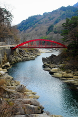 「木曽川に架かる赤い橋」