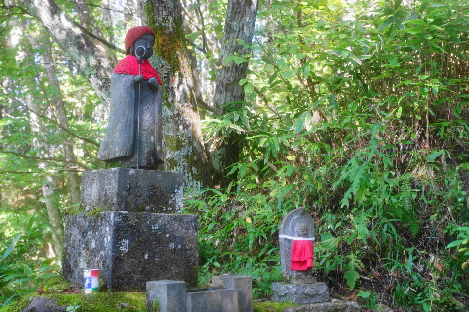「峠の見守り地蔵」