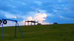 夏雲とベンチ