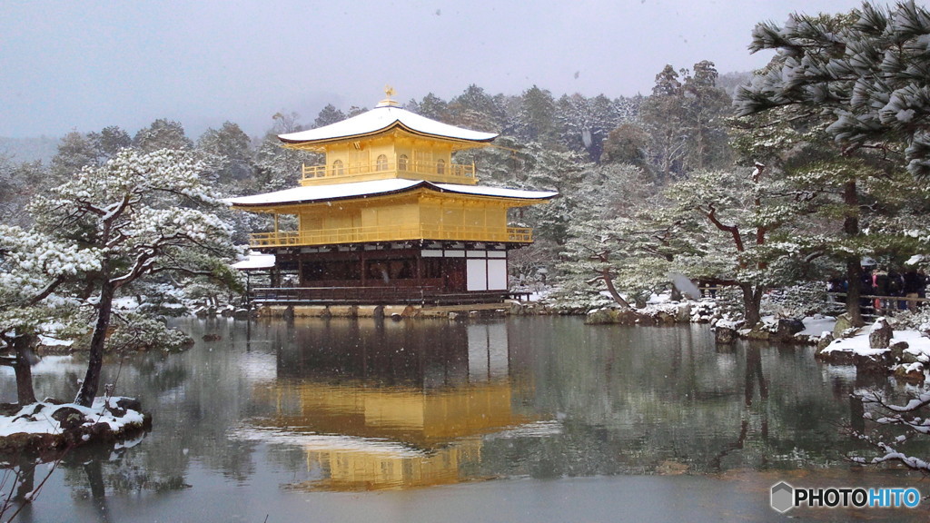 雪化粧の金閣寺