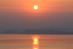 夕日を横切る船