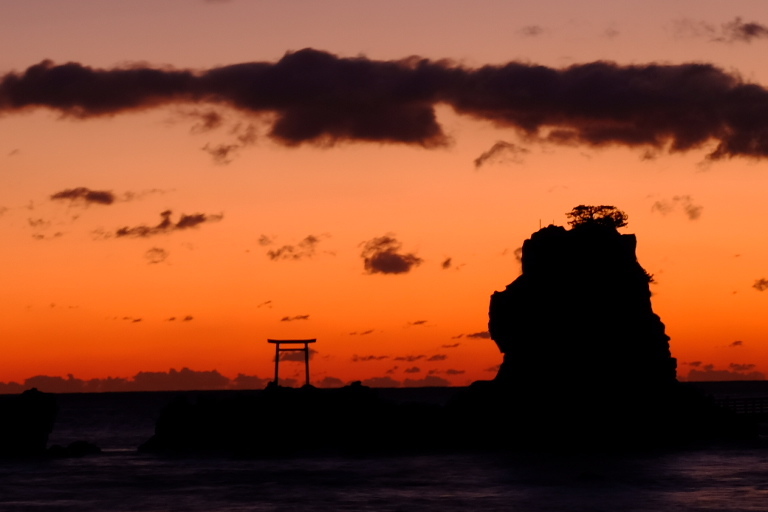 日の出までもうすぐな海岸