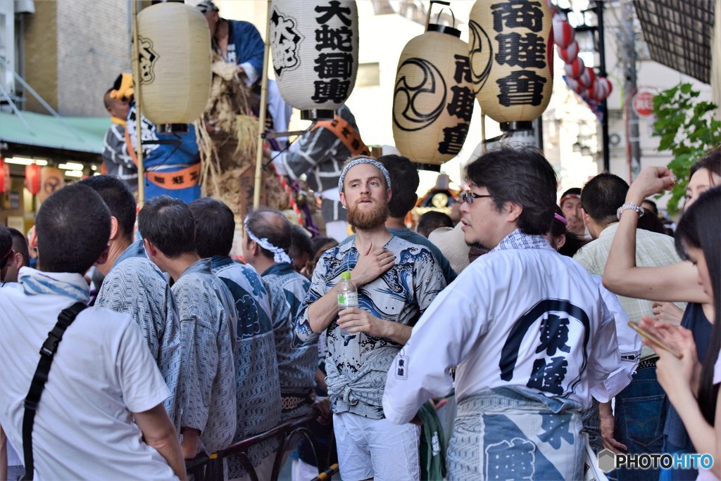 奥沢神社大蛇祭り～外人さんも参加