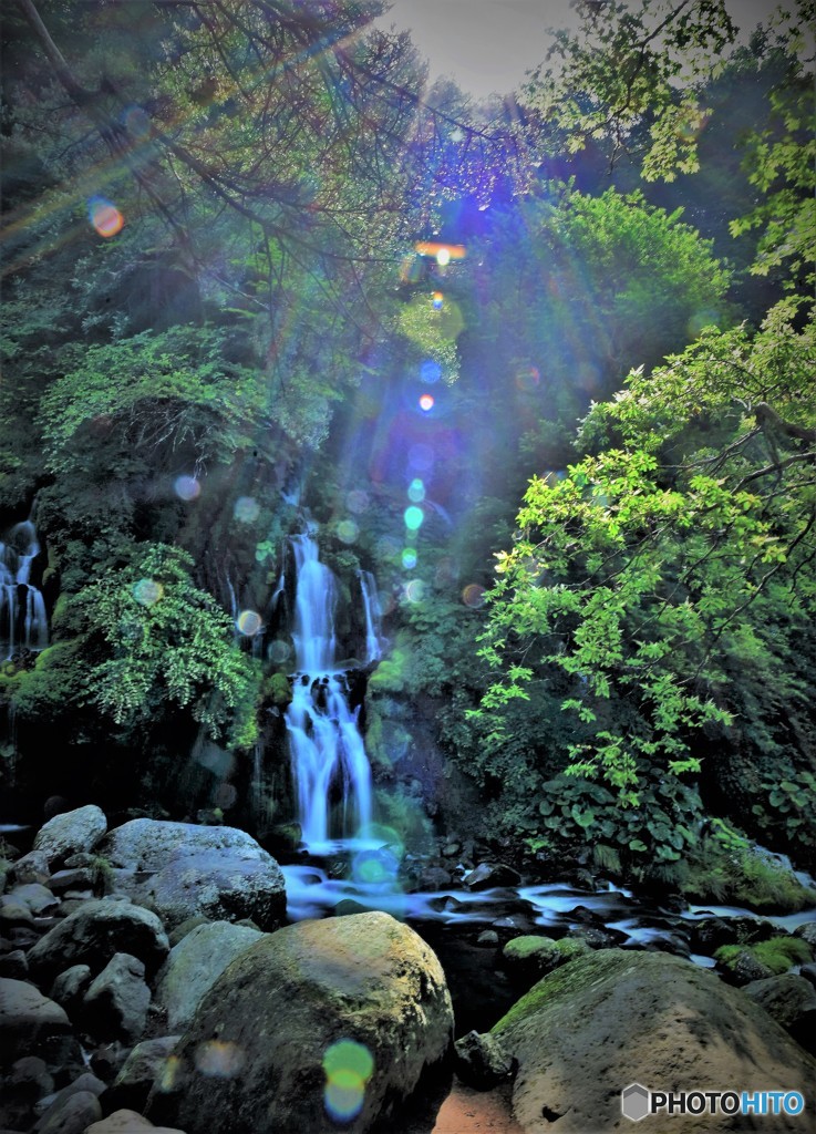 神聖な光～吐竜の滝~